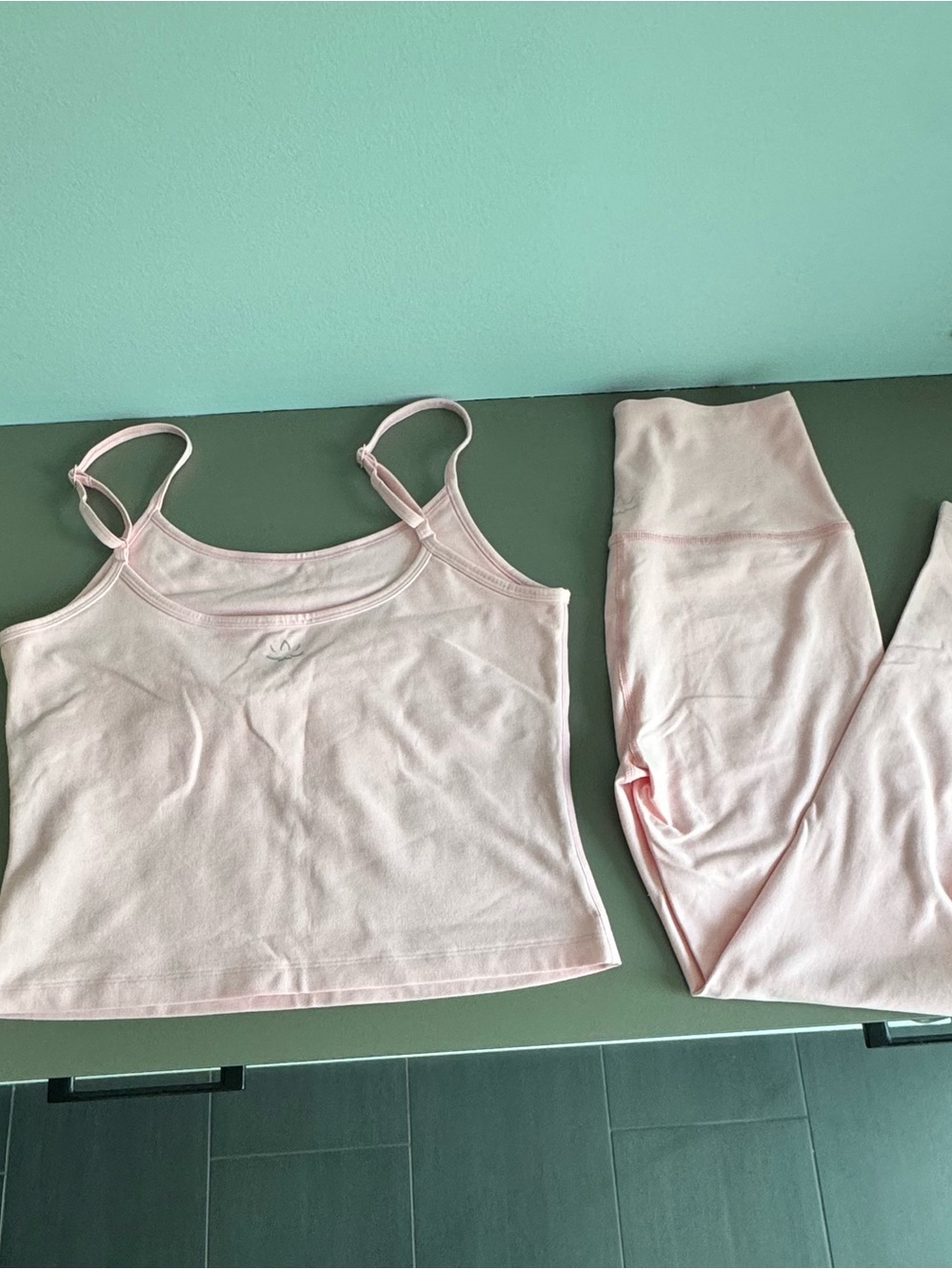 Beyond Yoga Full Set in Frosty Pink Heather – Tee (L) + Tank (L) + Leggings (M) - Picture 4 of 5